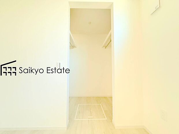 【ウォークインクローゼット(施工例)】ひと目で収納物を確認できるウォークインクローゼットは、ゆとりの広さを備えた大型収納。衣装ケースなどを置く事で更に収納力をアップできます!