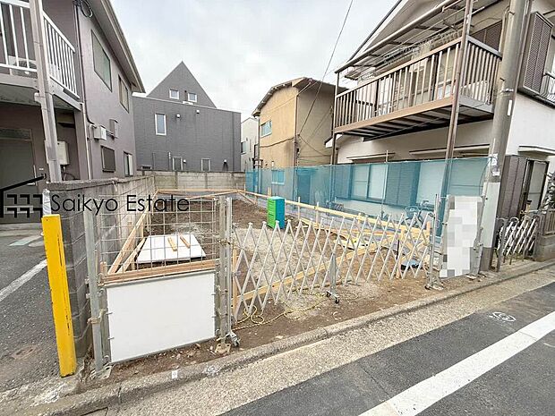 【現地写真】小学校まで徒歩約5分、中学校まで徒歩約8分でお子様が無理なく通える距離です。保育園や幼稚園も近くに多数あり、子育てファミリーには嬉しい環境です！