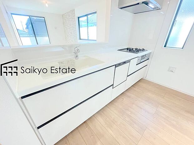 【キッチン(施工例)】リビングにいる家族とコミュニケーションをとりながら作業が出来る人気のカウンターキッチン。お子様がリビングにいても目が届くので安心です。