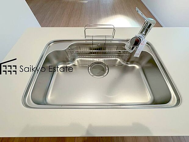 【浄水器】「浄水器」をスリムに内蔵したハンドシャワー式の水栓金具です。シンクもスッキリ！
