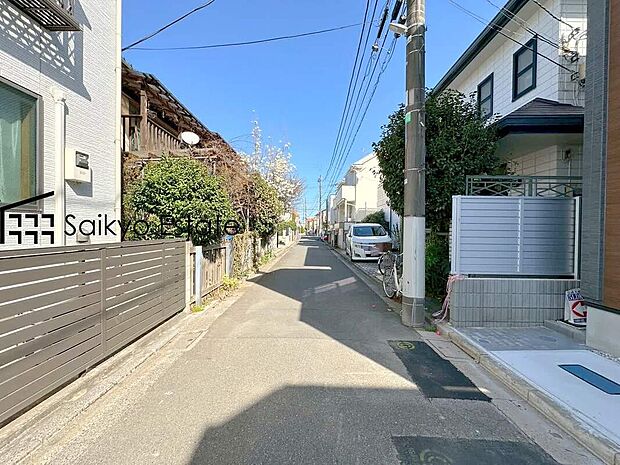 【前面道路を含む現地写真】南面は練馬区立 石神井町こぶし緑地に隣接する緑豊かな住環境です。この機会に是非、周辺環境も併せて現地をご覧ください。
