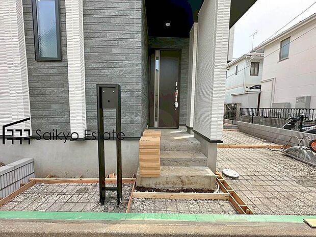 【玄関】家の顔となる玄関は、格調高いデザイン性が求められます。高級感と断熱性、防犯性に優れた玄関ドアを標準装備。