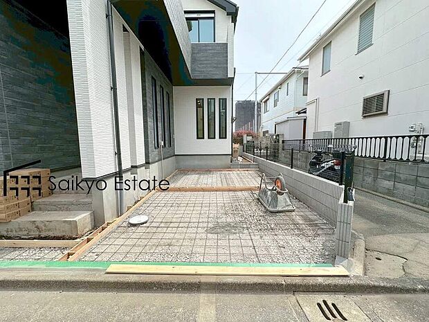 【駐車場】カースペースはコンクリート仕上げの為、雨の日でも足元が気になりません!自転車やバイクを置くスペースもございます!