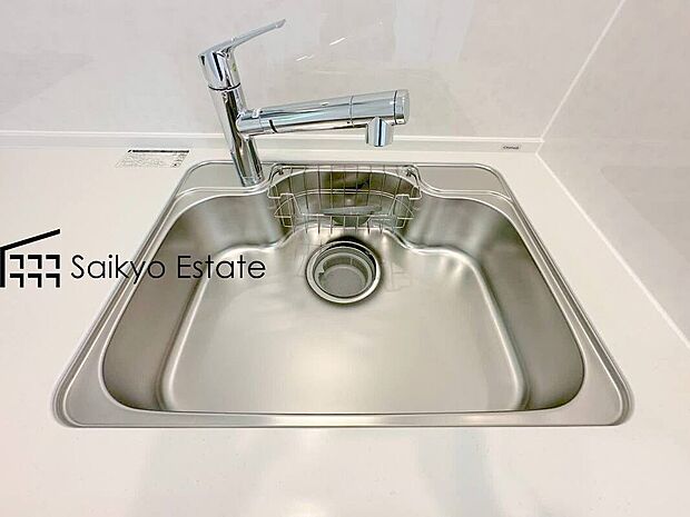 【浄水器】「浄水器」をスリムに内蔵したハンドシャワー式の水栓金具です。シンクもスッキリ！

