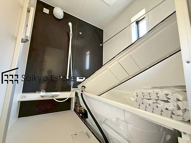 【浴室】一日の疲れを癒してくれる一坪タイプの広々バスルーム♪雨の日のお洗濯にも大活躍な浴室暖房乾燥機付きです!