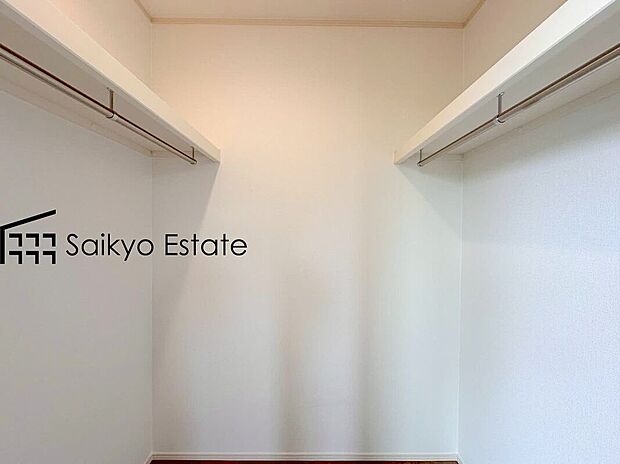 【ウォークインクローゼット【施工例】】ひと目で収納物を確認できるウォークインクローゼットは、ゆとりの広さを備えた大型収納。衣装ケースなどを置く事で更に収納力をアップできます!