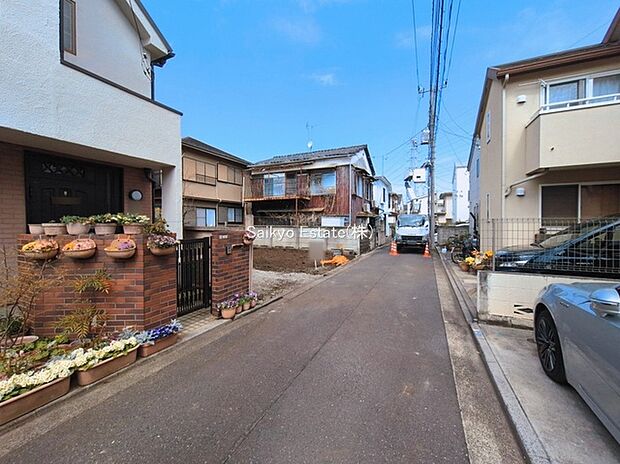 【前面道路を含む現地写真】交通量の少ない前面道路ですので、小さなお子様がおられるご家庭でも安心してお住まいいただけます。