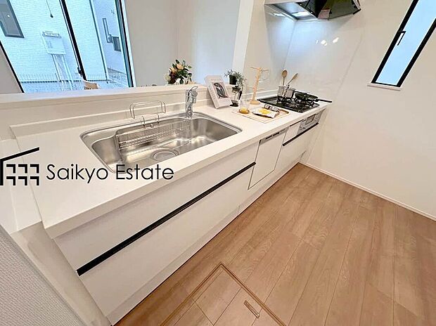 【キッチン【施工例】】リビングにいる家族とコミュニケーションをとりながら作業が出来る人気のカウンターキッチン。お子様がリビングにいても目が届くので安心です。