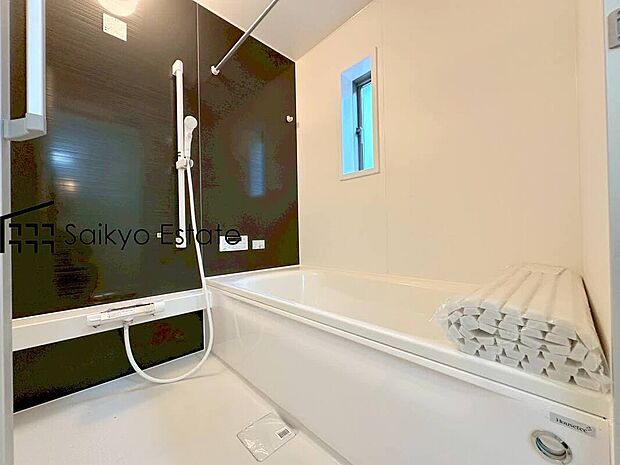 【浴室】一日の疲れを癒してくれる一坪タイプの広々バスルーム♪雨の日のお洗濯にも大活躍な浴室暖房乾燥機付きです!