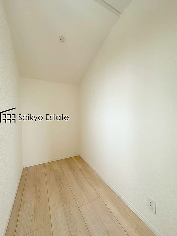 【WIC収納】ひと目で収納物を確認できるウォークインクロゼットは、ゆとりの広さを備えた大型収納。数多くの衣類に加え、足元には引出しや衣装箱、シューズボックスなども収納することができます。