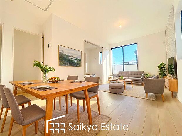 【リビング【施工例】】開放感と採光にこだわった17.12帖の広々としたLDKです。陽光いっぱいの空間で家族団らんの時間も増えそうですね！
