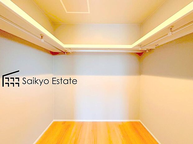 【WIC(施工例)】ひと目で収納物を確認できるウォークインクロゼットは、ゆとりの広さを備えた大型収納。数多くの衣類に加え、足元には引出しや衣装箱、シューズボックスなども収納することができます。