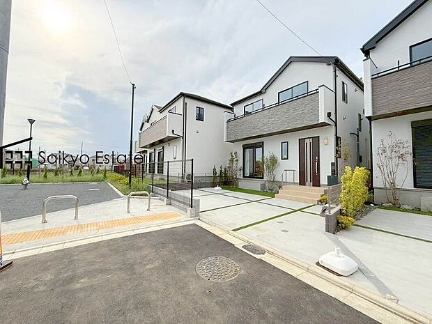 【前面道路】コンクリート仕上げのゆったりな広さの駐車スペース。雨の日でも足元を気にすることなく駐車できます。