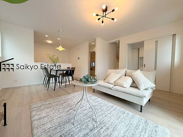 【リビング(O号棟)】開放感と採光にこだわった広々としたLDKです。陽光いっぱいの空間で家族団らんの時間も増えそうですね!