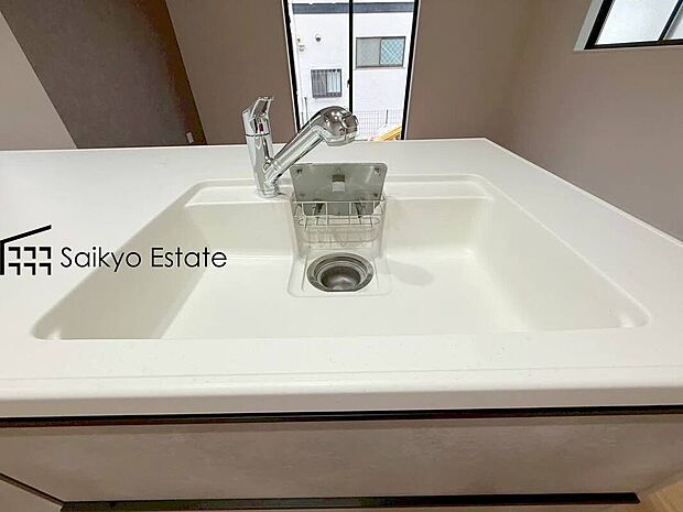 【浄水器】「浄水器」をスリムに内蔵したハンドシャワー式の水栓金具です。シンクもスッキリ！
