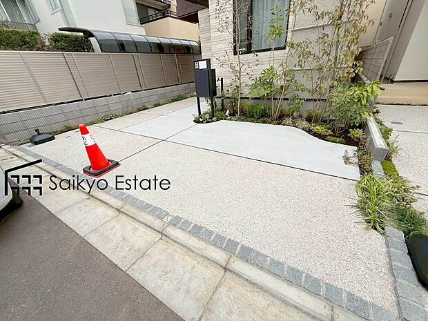 【駐車場（2号棟）】カースペースはコンクリート仕上げの為、雨の日でも足元が気になりません！自転車やバイクを置くスペースもございます！