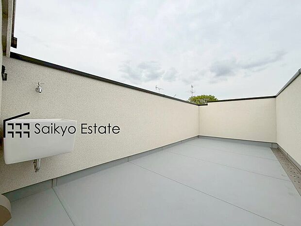 【スカイバルコニー(2号棟)】バルコニーがリビングのある2階と屋上部分にスカイバルコニーがございます。スロップシンク付きで植物への水やりや、バルコニーの清掃などに便利です。