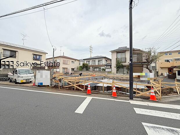 【現地写真】駐車スペースはコンクリート仕上げの為、雨の日でも足元が気になりません!自転車やバイクを置くスペースもございます!