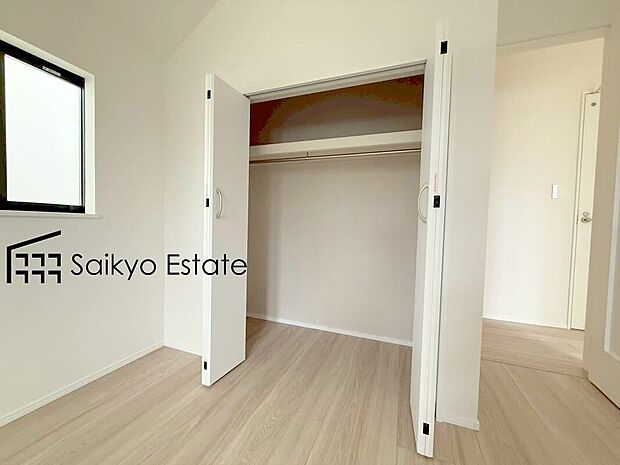 【収納(B号棟)】クローゼット付きの居室は、洋服や荷物など仕分けができるので、お子様も整理整頓がしっかりできますね。