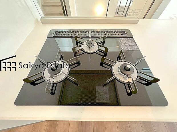 【3口ガスコンロシステム】「3口ガスコンロシステム」はたくさんの料理が同時に作れて便利な上、凹凸が少ないフラットトップなのでお掃除も楽々です。