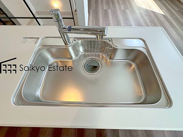 【浄水器】「浄水器」をスリムに内蔵したハンドシャワー式の水栓金具です。シンクもスッキリ!