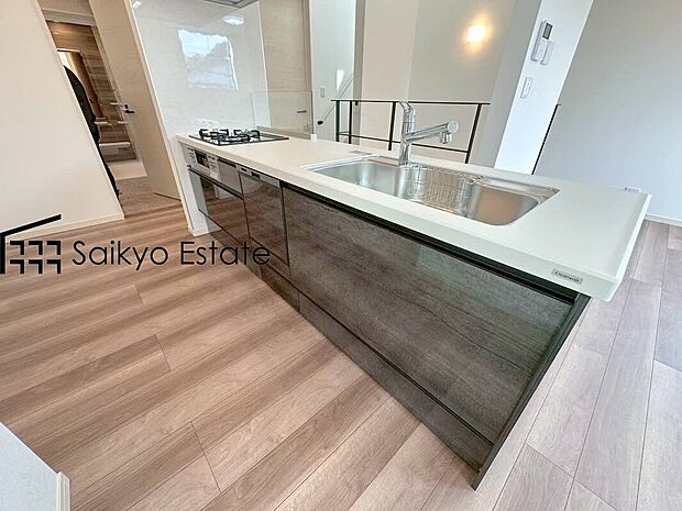 【キッチン】リビングにいる家族とコミュニケーションをとりながら作業が出来る人気のカウンターキッチン。お子様がリビングにいても目が届くので安心です。食洗機付きです!