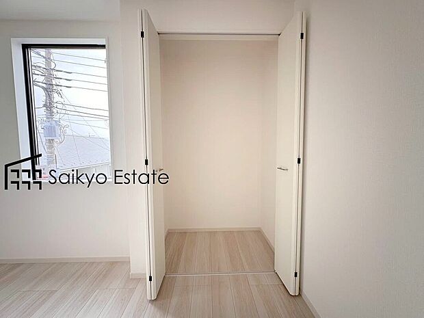 【収納】クローゼット付きの居室は、洋服や荷物など仕分けができるので、お子様も整理整頓がしっかりできますね。