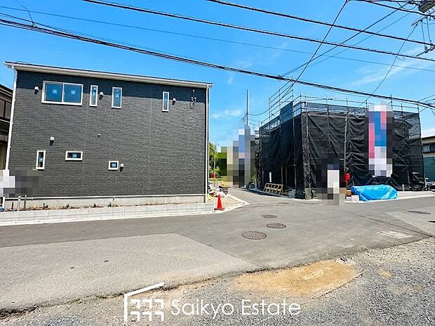 【現地写真】各棟ゆとりのLDK×収納付き居室4部屋!リビング収納やホール収納など豊富な収納スペースを設けた多彩な間取りプラン!防犯カメラ付きでセキュリティ面も良好です!
