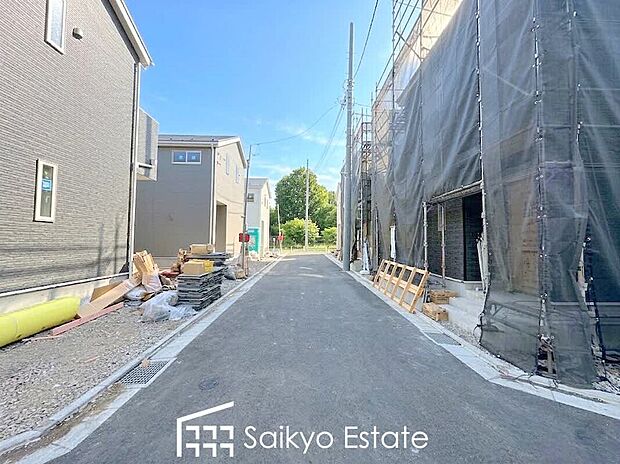 【前面道路を含む現地写真】交通量の少ない前面道路ですので、小さなお子様がいらっしゃるご家庭でも安心してお住まいになれます。