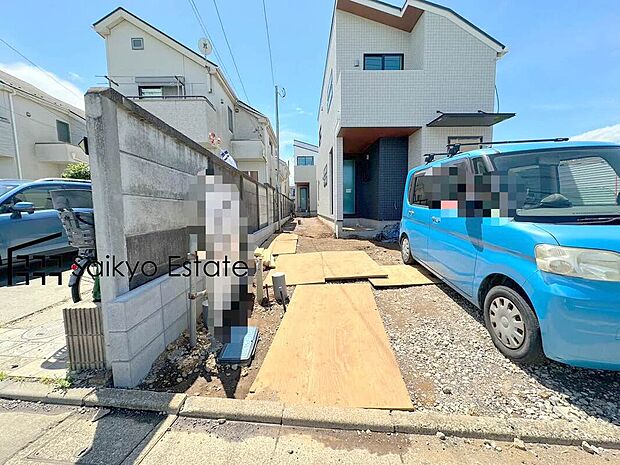 【駐車場】カースペースはコンクリート仕上げの為、雨の日でも足元が気になりません!自転車やバイクを置くスペースもございます!