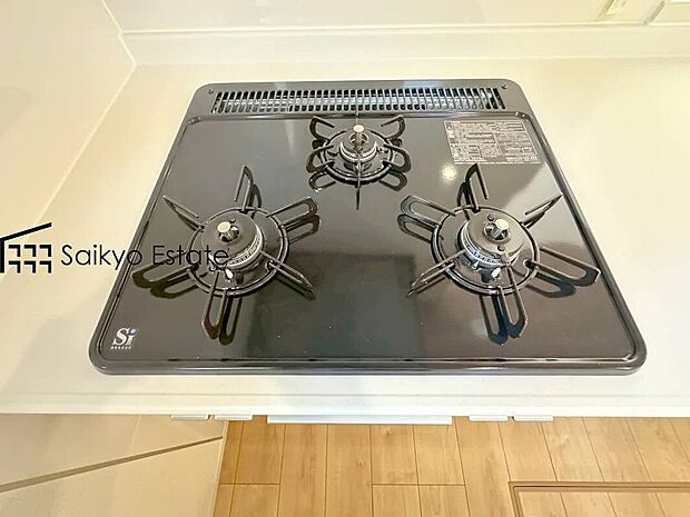 【【3口ガスコンロシステム】】3口ガスコンロシステムはたくさんの料理が同時に作れて便利な上、凹凸が少ないフラットトップなのでお掃除も楽々です。