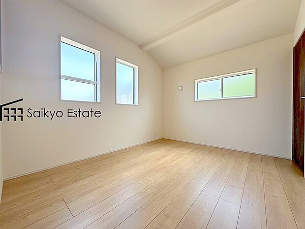 【洋室】クローゼット付きの居室が3部屋ございますので、書斎や子供部屋、収納部屋などライフステージに合わせてご利用いただけます。