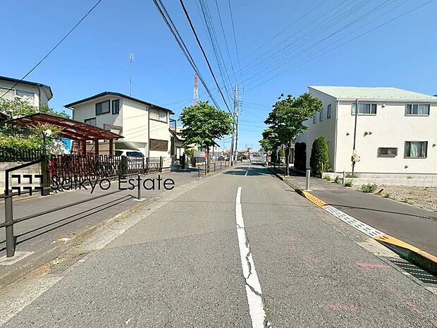 【前面道路を含む現地写真】前面道路、幅員がございますので、駐車もスムーズに行えます!駐車が少し苦手なママさんでも安心ですね♪