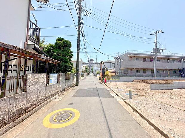 【前面道路を含む現地写真】交通量の少ない前面道路ですので、小さなお子様がおられるご家庭でも安心してお住まいいただけます。