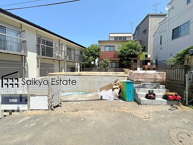 【現地写真】LDK広々15.80帖!ご家族の会話を重視したリビングイン階段!全室2面採光で風通し良好です!6.90帖の洋室にはWIC付き!バルコニーは2部屋から出入りの出来る南向きのワイドバルコニー!