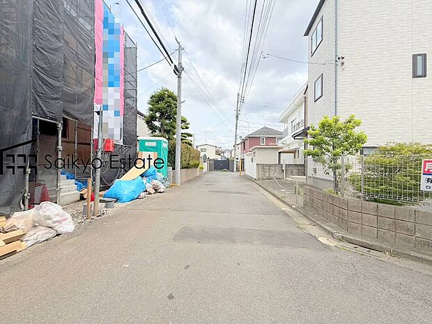 【前面道路を含む現地写真】交通量の少ない前面道路ですので、小さなお子様がいらっしゃるご家庭でも安心してお住まいになれます。