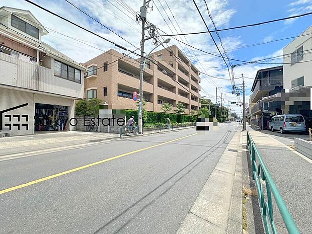 【前面道路】子育てにも嬉しい、緑豊かな自然が広がる閑静な住宅地、南向きの邸宅です。この機会に是非現地をご覧ください。