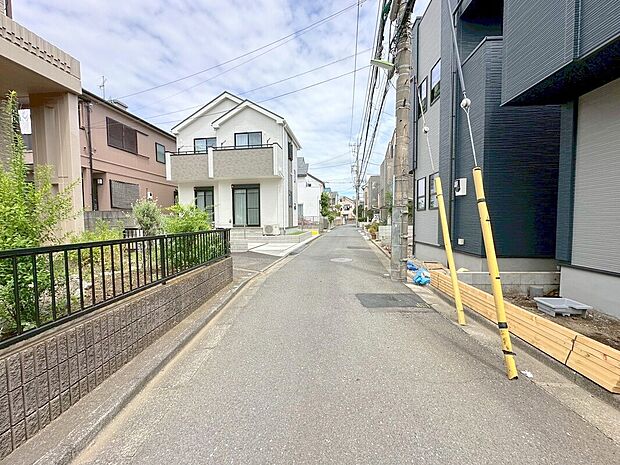 【前面道路】交通量の少ない前面道路ですので、小さなお子様がおられるご家庭でも安心してお住まいいただけます。