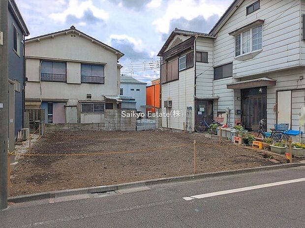 【現地写真】6ｍ道路に面した開放感のある立地！太陽光発電採用住宅！昼間の購入電力を削減してくれます！LDKゆとりの15帖！収納付きの洋室が3部屋！ご家族の会話を重視したリビングイン階段です！