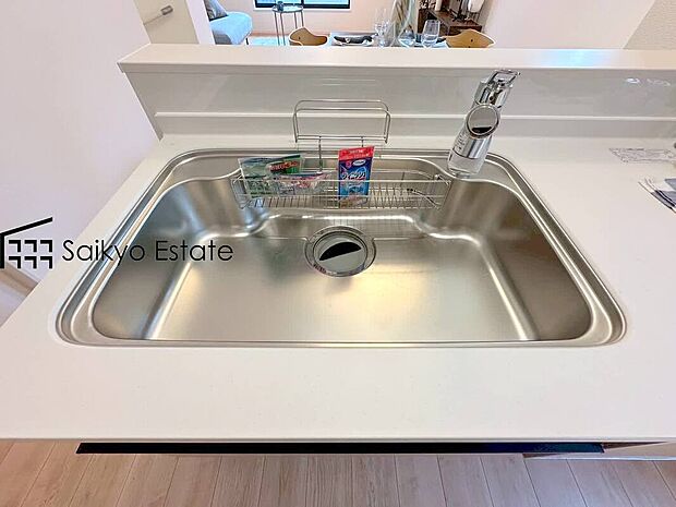 【浄水器】「浄水器」をスリムに内蔵したハンドシャワー式の水栓金具です。シンクもスッキリ!