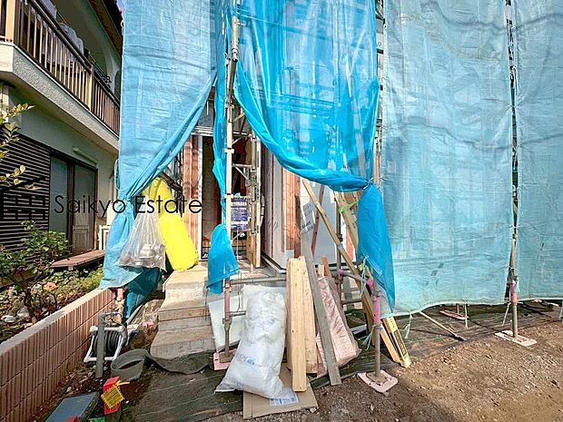 【玄関】家の顔となる玄関は、格調高いデザイン性が求められます。高級感と断熱性、防犯性に優れた玄関ドアを標準装備。