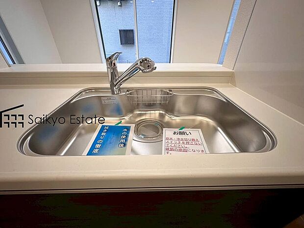 【浄水器】「浄水器」をスリムに内蔵したハンドシャワー式の水栓金具です。シンクもスッキリ!