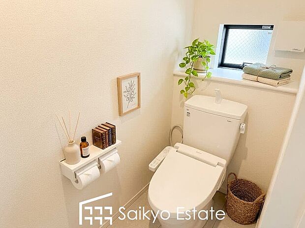 【【ウォシュレット付トイレ】】トイレは清潔感のあるオフホワイト♪　毎日使う場所だからこそお手入れも楽々にできる機能が搭載。汚れが付着しにくい便器でお掃除も楽々！