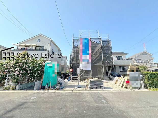 【現地外観】南側5ｍ道路に面した陽当たりの良い立地です！西側は法定外通路のため隣地との間隔がございますので、通気性が良く、プライバシーも守れます。
