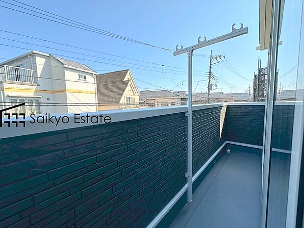 【バルコニー】2部屋から出入りが出来る続きバルコニーは家事動線が良く、沢山の洗濯物やお布団がいっぺんに干せます！陽当りの良さも魅力です！
