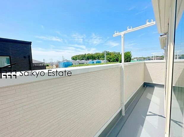 【バルコニー】2部屋から出入りが出来る続きバルコニーは家事動線が良く、沢山の洗濯物やお布団がいっぺんに干せます！南向きで陽当たりも良好です♪
