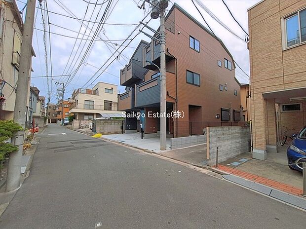 【前面道路】スーパー、コンビニ、ドラッグストアが徒歩10分圏内に点在し、生活環境良好です！急なお買い物も安心です♪