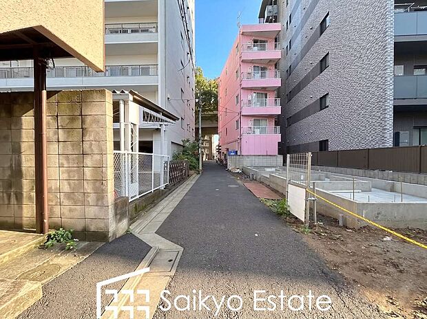 【前面道路を含む現地写真】交通量の少ない前面道路ですので、小さなお子様がおられるご家庭でも安心してお住まいいただけます。