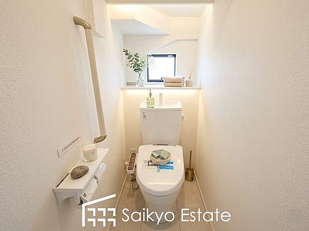 【ウォシュレット付トイレ】「温水清浄便座付きトイレ」は日々の生活を快適にしてくれます。毎日使う場所だからこそ、こだわりたいポイントですね。
