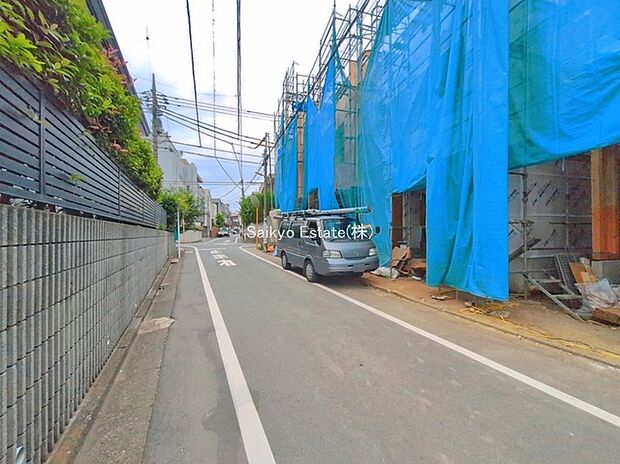 【前面道路を含む現地写真】お車の出し入れがスムーズに出来る前面道路になります。ストレスを感じる事なく出来ますので駐車苦手な方もご安心いただけます。
